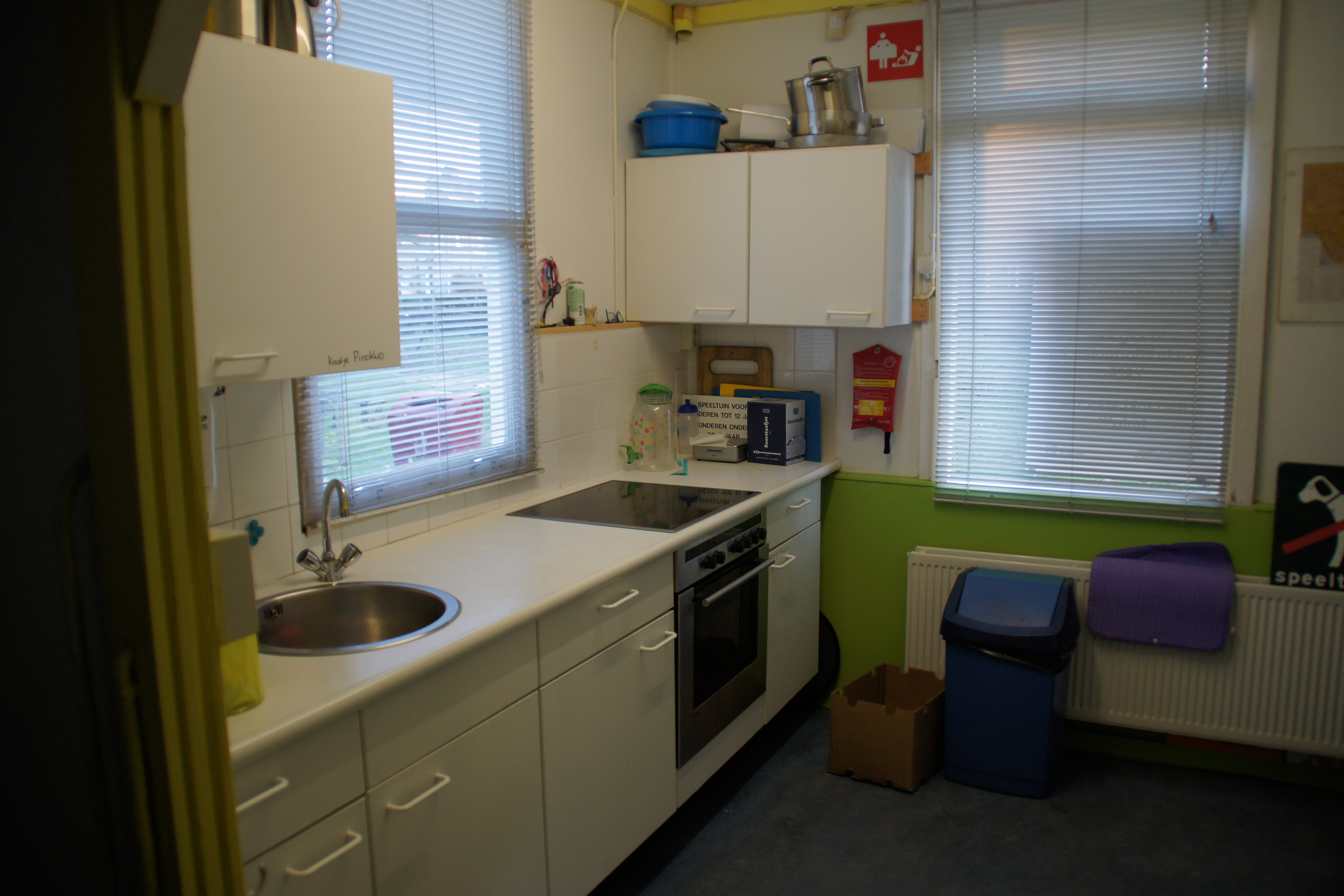 De keuken voorzien van koelkast, oven en koffiezetapparaat