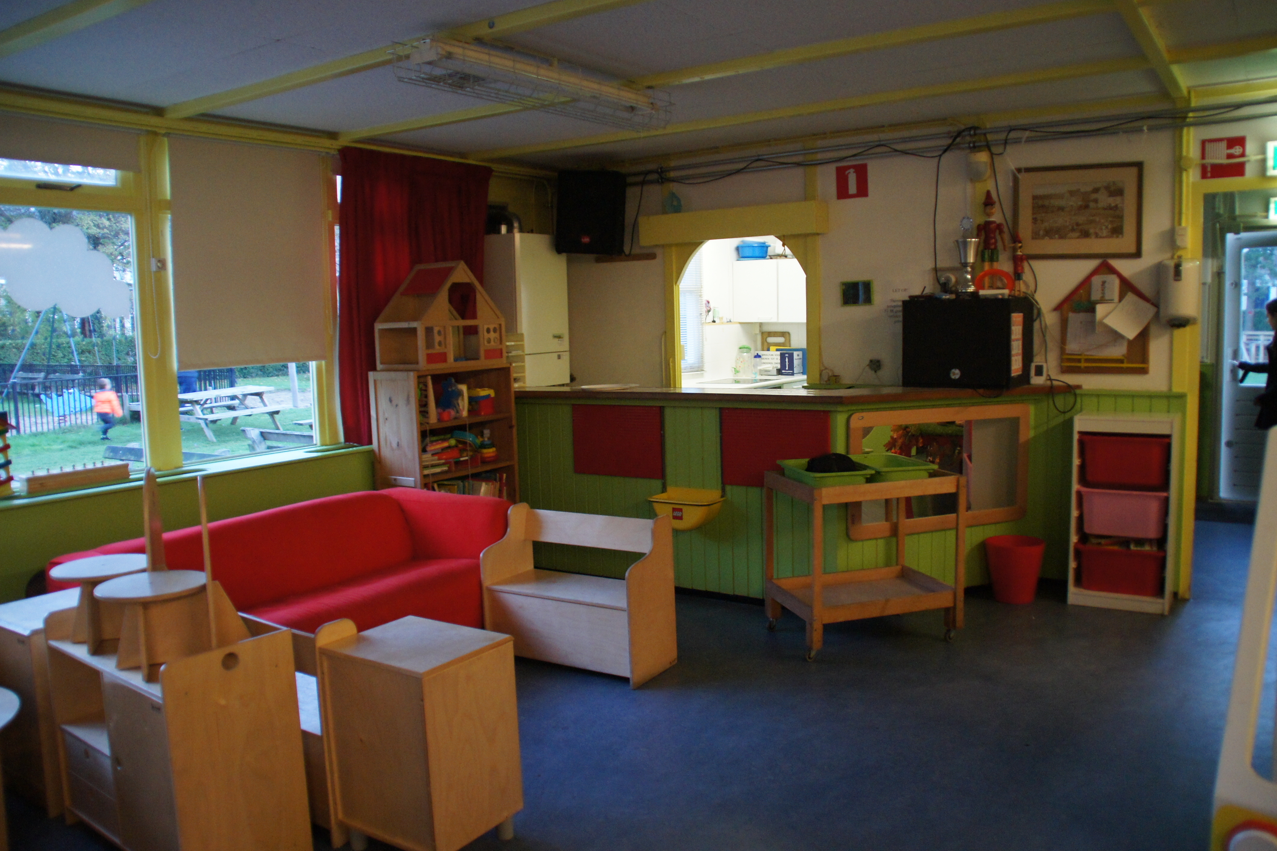 De binnenruimte met bar en opening naar de keuken
